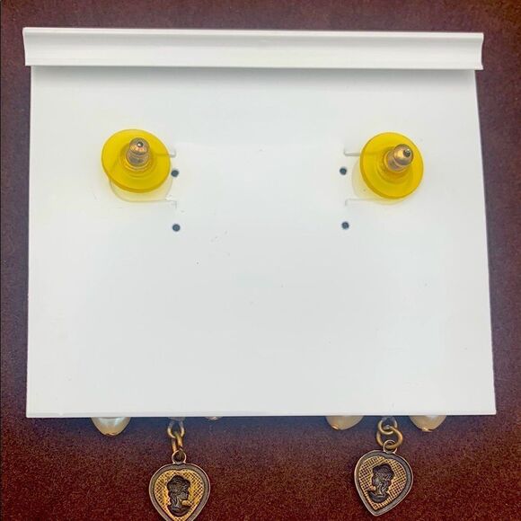 Lovely 1980s Banana Bob Cameo drop pierced earrings, in Antiquated Gold, Marked - Picture 3 of 3